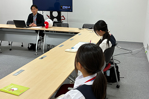 「テレビが番組を制作する理由って？」中学生と編成部長が議論