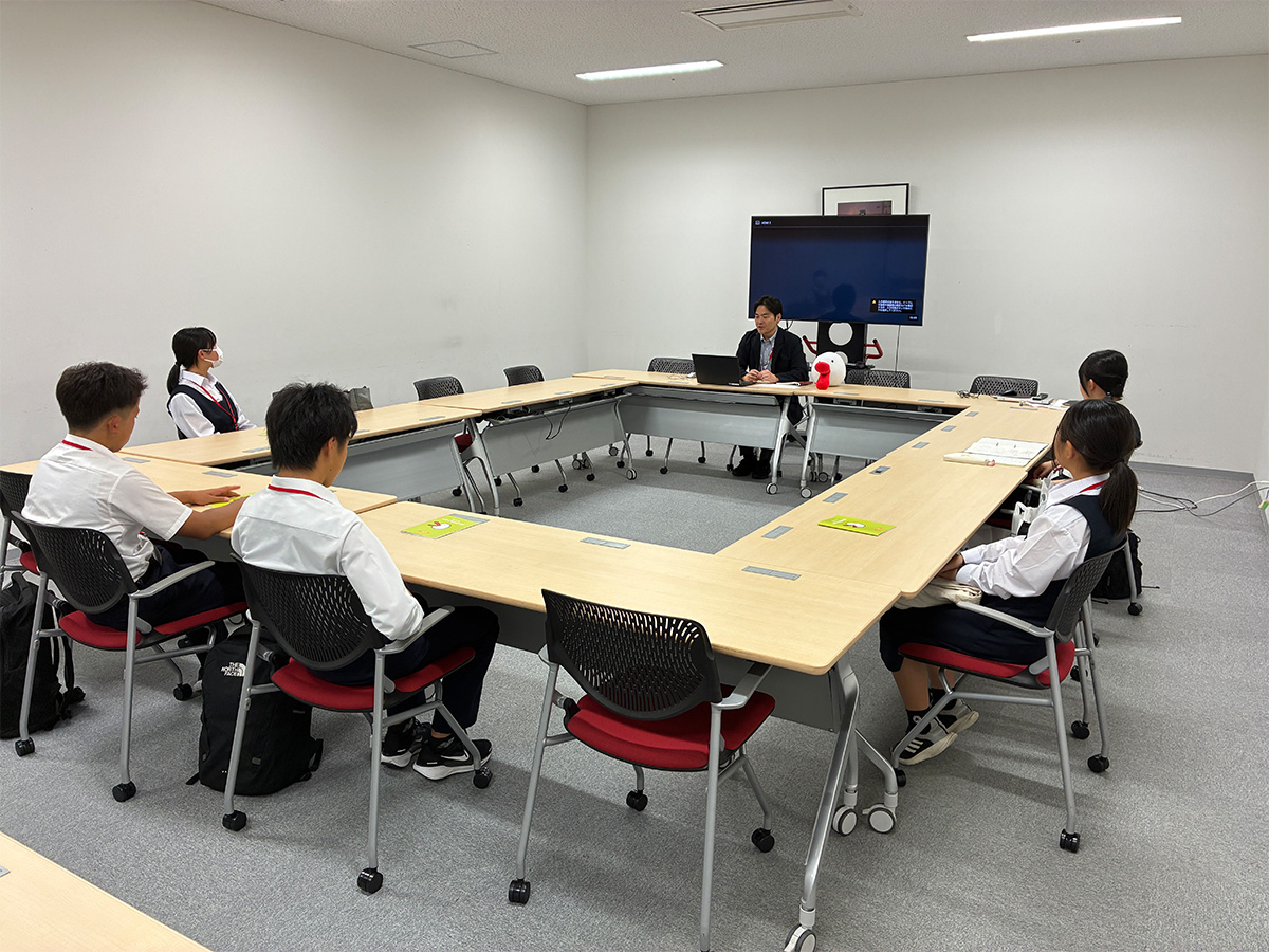 「テレビが番組を制作する理由って？」中学生と編成部長が議論