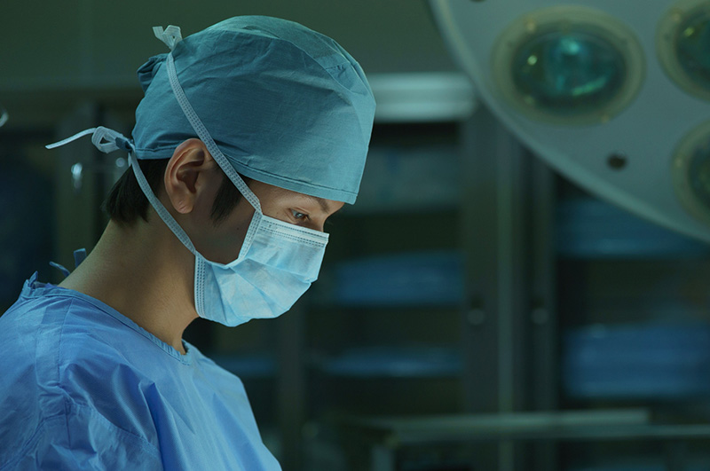 顔のない患者-救うか、裁くか-