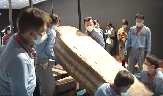 貴重な展示物を慎重に扱うスタッフたち