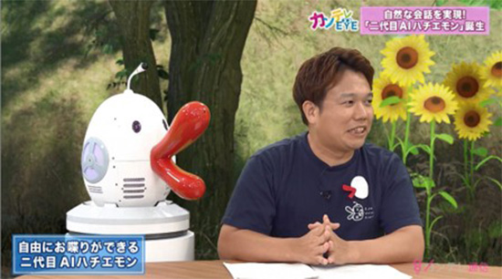 スタジオでおしゃべりするAIハチエモン