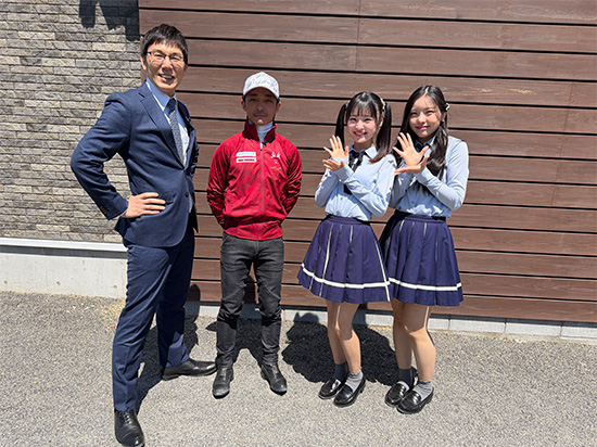 浅越ゴエ（ザ・プラン9）、川田将雅騎手、新澤菜央（NMB48）、三鴨くるみ（NMB48）