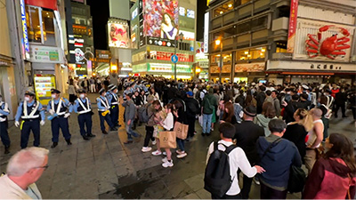 大阪・道頓堀でゴミ拾い