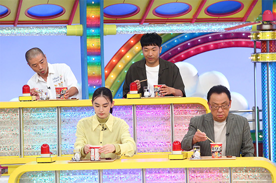 八木莉可子、梅沢富美男 後列）アキナ（山名文和、秋山賢太）