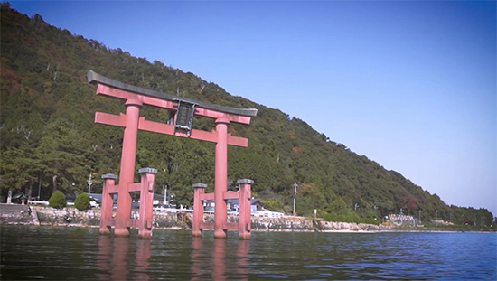 湖中大鳥居