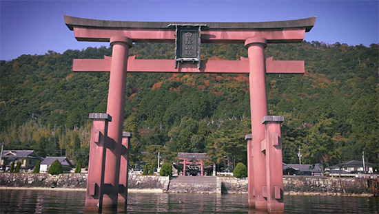 湖中大鳥居