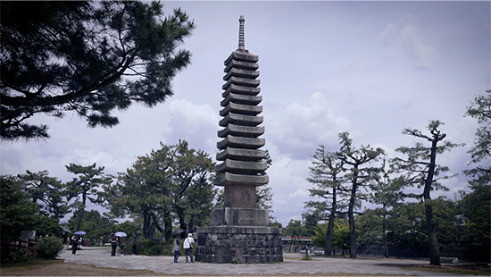 十三重石塔