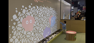 ① 触る・投げるのスライムアート体験